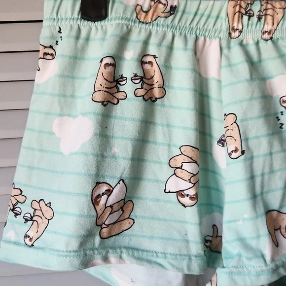 Weekend Edition Sloth Pajama Set โ Womenโs XS - Picture 8 of 12